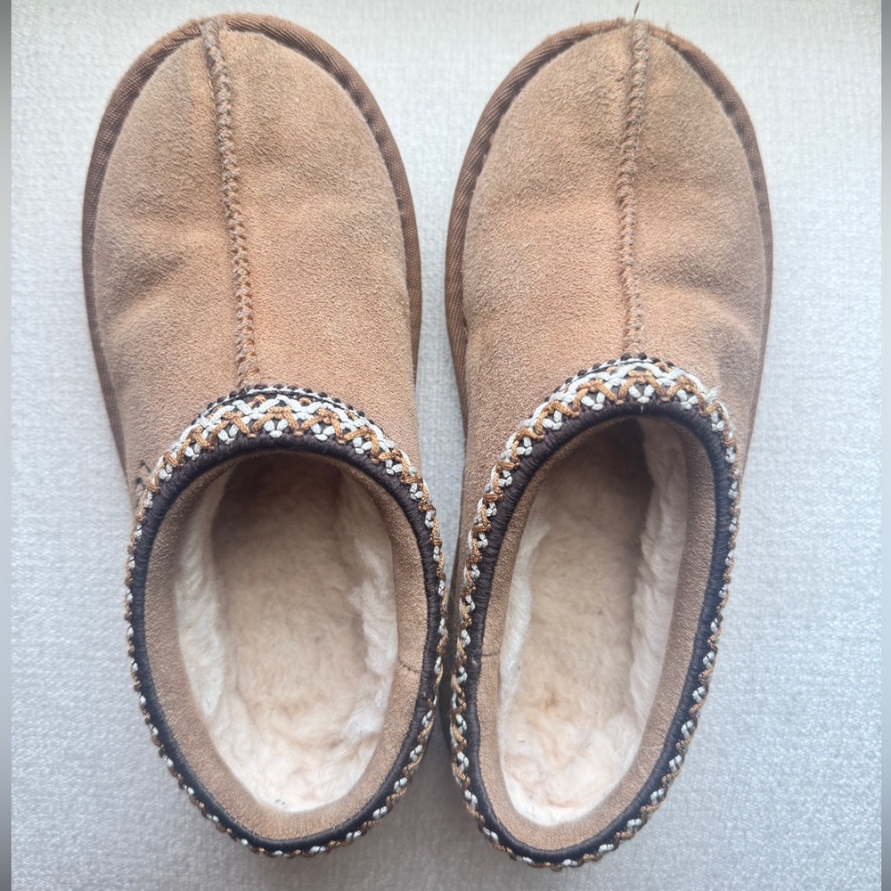 Kids Ugg Tasman II slip Ons size 1